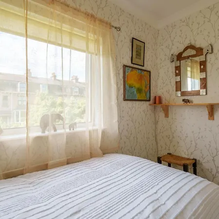 Apple Byrd - Short Stroll Into Town Centre *