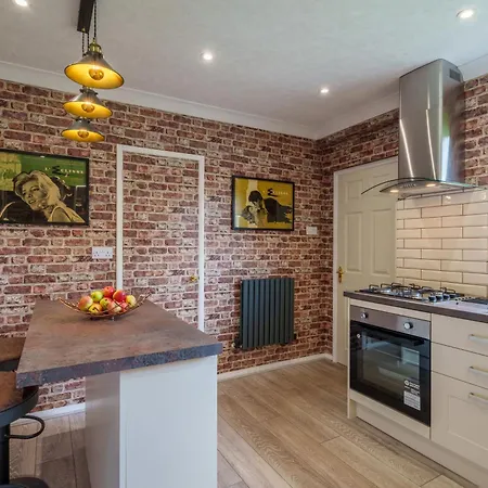 Apple Byrd - Short Stroll Into Town Centre 펜션 켄달