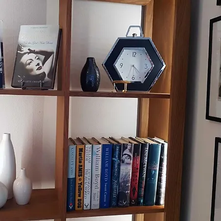 Apple Byrd - Short Stroll Into Town Centre *