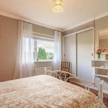 Apple Byrd - Short Stroll Into Town Centre