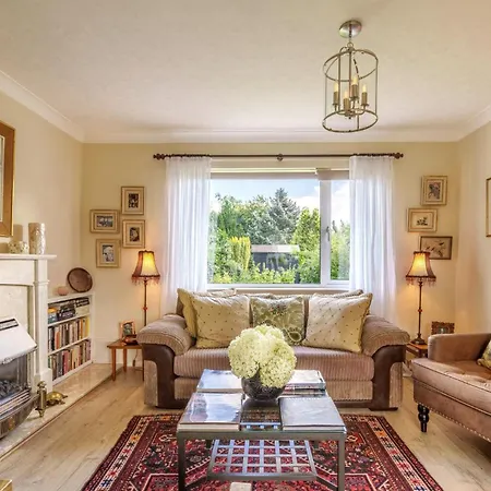 Apple Byrd - Short Stroll Into Town Centre 켄달