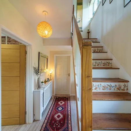 Apple Byrd - Short Stroll Into Town Centre * 켄달