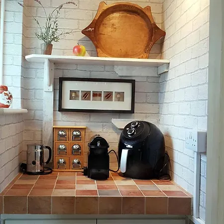 Apple Byrd - Short Stroll Into Town Centre 펜션