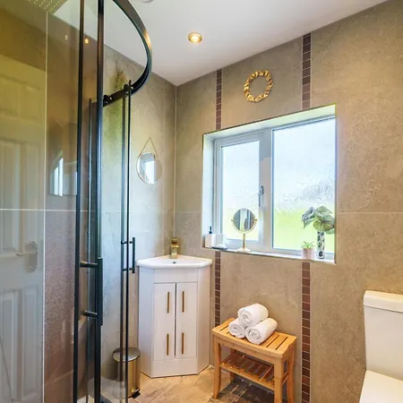 Apple Byrd - Short Stroll Into Town Centre *