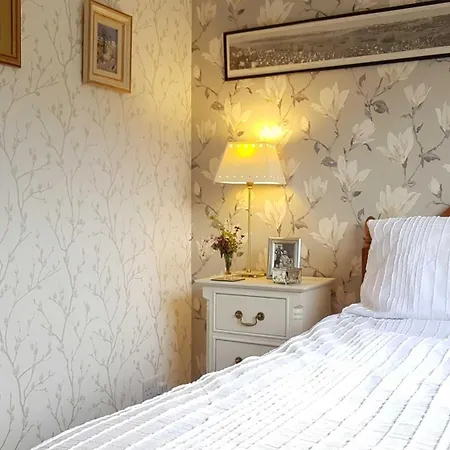 Apple Byrd - Short Stroll Into Town Centre Kendal