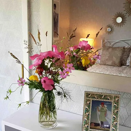 Apple Byrd - Short Stroll Into Town Centre