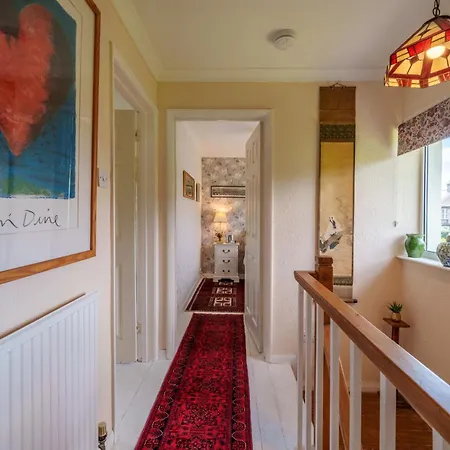 Apple Byrd - Short Stroll Into Town Centre *