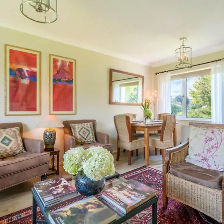 Apple Byrd - Short Stroll Into Town Centre Kendal