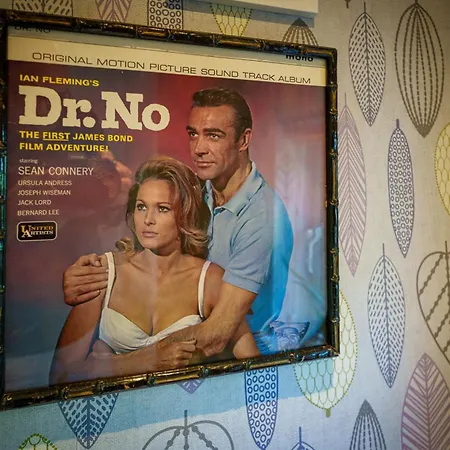 Apple Byrd - Short Stroll Into Town Centre *