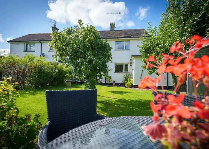 Apple Byrd - Short Stroll Into Town Centre Kendal