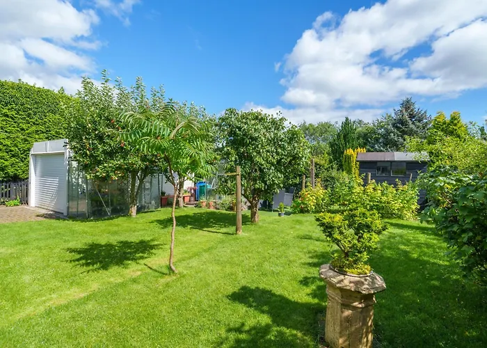 Apple Byrd - Short Stroll Into Town Centre Nyaraló