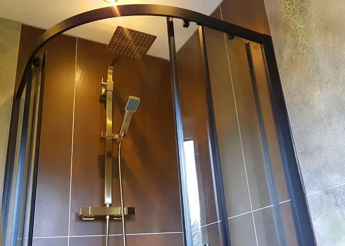 Apple Byrd - Short Stroll Into Town Centre Kendal