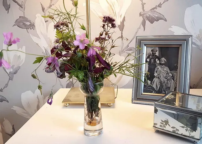 Apple Byrd - Short Stroll Into Town Centre Nyaraló