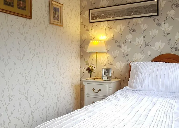 Apple Byrd - Short Stroll Into Town Centre Kendal