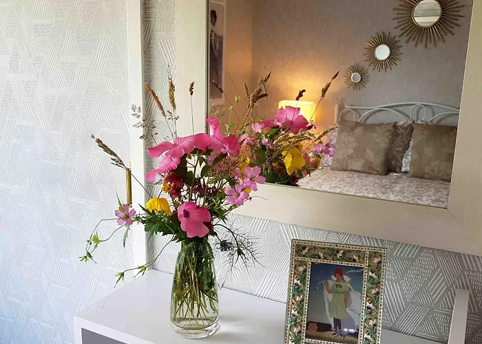 Apple Byrd - Short Stroll Into Town Centre