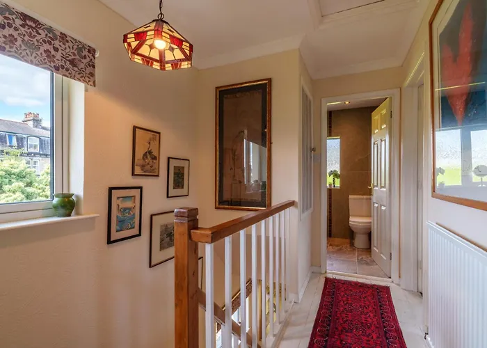 Apple Byrd - Short Stroll Into Town Centre Nyaraló *