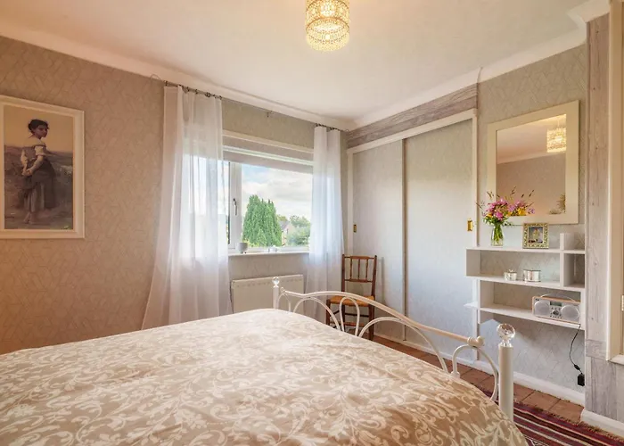 Apple Byrd - Short Stroll Into Town Centre