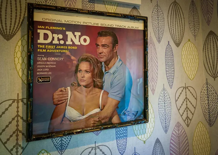 Apple Byrd - Short Stroll Into Town Centre *