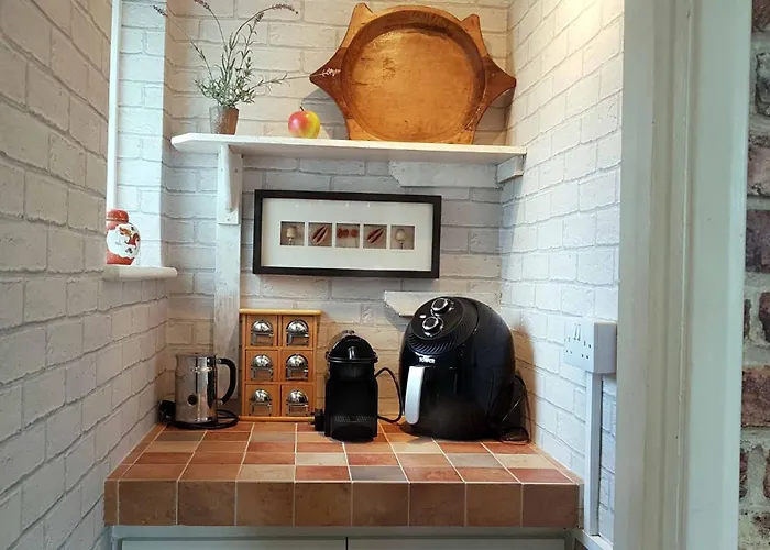 Apple Byrd - Short Stroll Into Town Centre Nyaraló