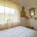 Apple Byrd - Short Stroll Into Town Centre *