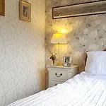 Apple Byrd - Short Stroll Into Town Centre Kendal